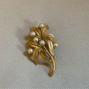 Vintage Roma Floral Brooch, Gold Tone with Faux Pearls Pin